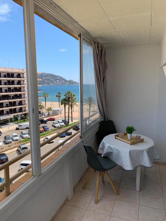 Appartement Premiere Ligne De Mer Avec Piscine Roses Eksteriør bilde