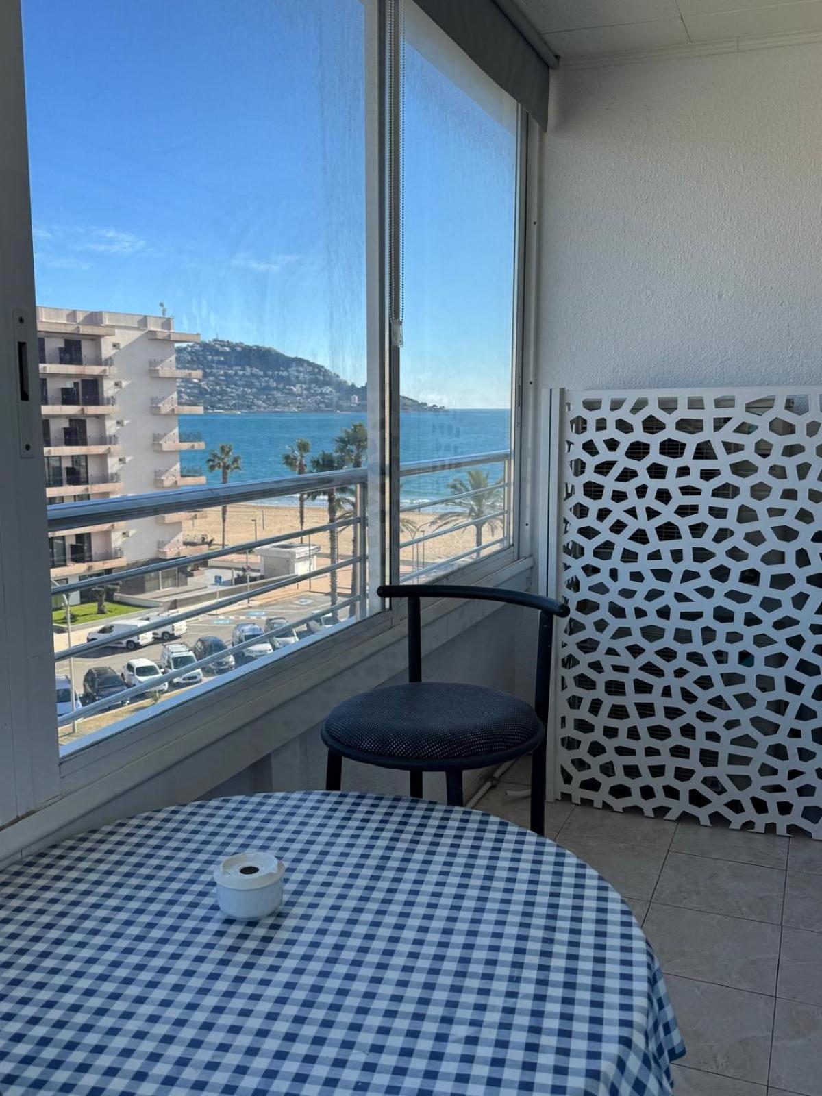 Appartement Premiere Ligne De Mer Avec Piscine Roses Eksteriør bilde